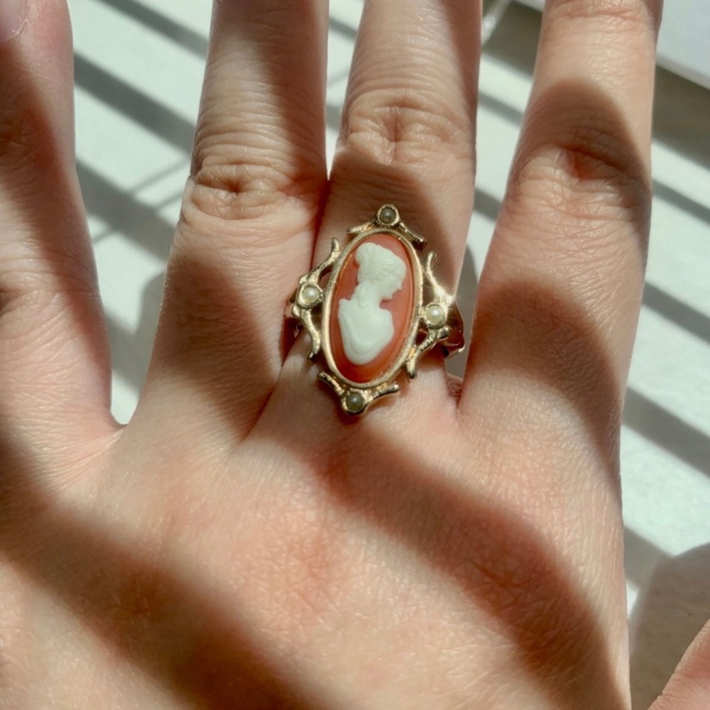 AVON : Elegant Gold Cameo Ring